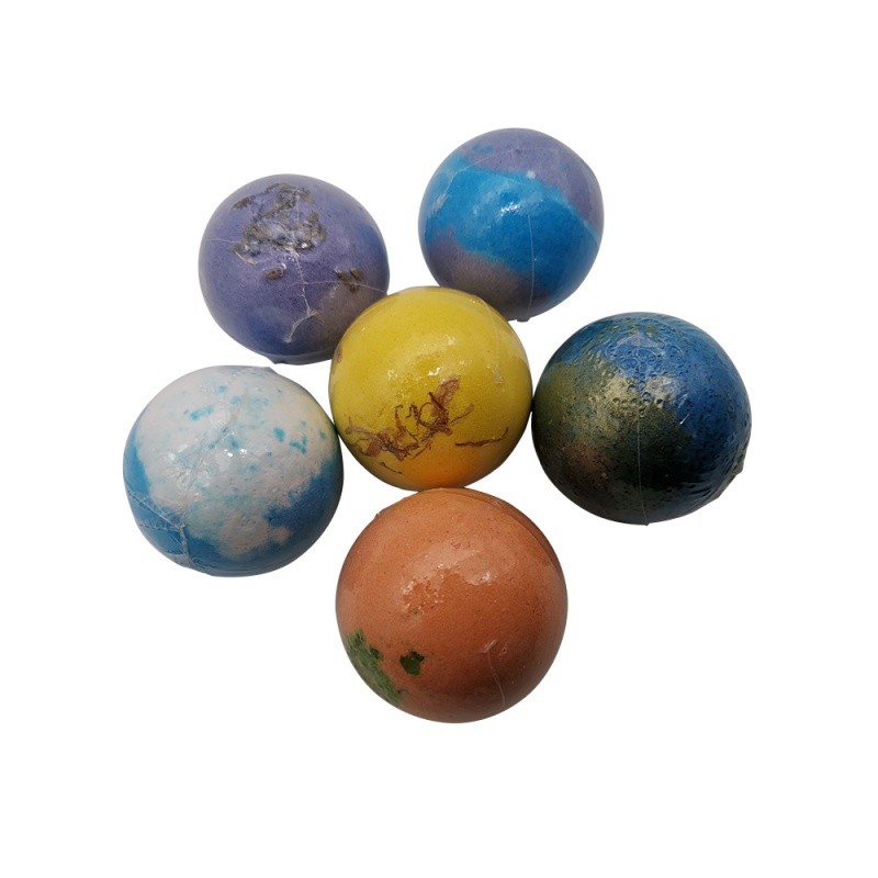 bath bomb with dry flowers